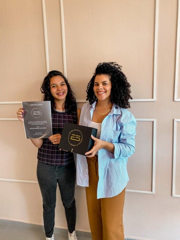 Eliza Silva entregando certificado a uma aluna
