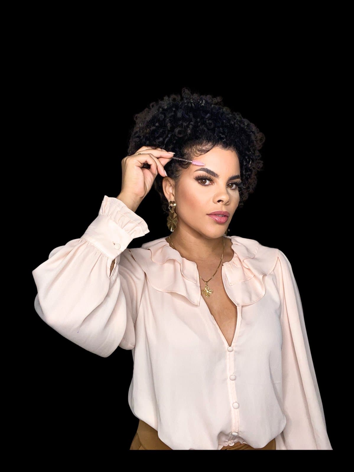 Eliza Silva, especialista em sobrancelhas e micropigmentação